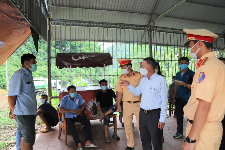 Đồng chí Trần Văn Hiệp chia sẻ và kêu gọi tất cả người dân cùng đội ngũ tài xế qua Chốt số 1 vào Lâm Đồng thực hiện nghiêm các quy định phòng chống dịch