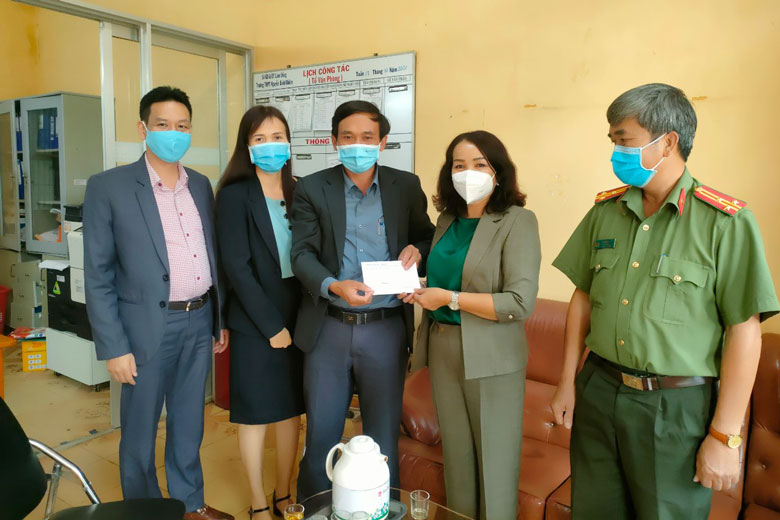 Bà Phạm Thị Thanh Thúy trao quà cho hội đồng thi trường THPT Nguyễn Bỉnh Khiêm (xã Đà Loan)