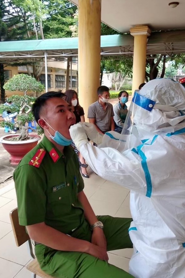 Nhân viên y tế lấy mẫu xét nghiệm cho chiến sĩ công an huyện Đức Trọng làm nhiệm vụ tại các điểm thi.