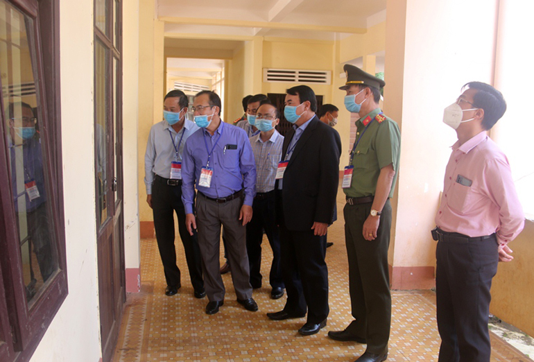Đồng chí Pham S - Phó Chủ tịch UBND tỉnh kiểm tra công tác chuẩn bị kỳ thi THPT tại Di Linh