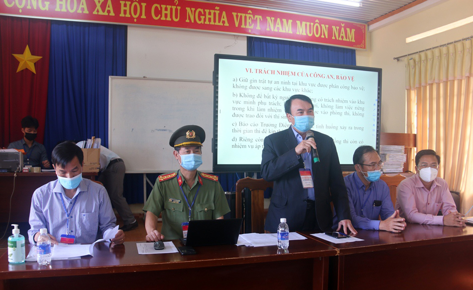 Đồng chí Phạm S – Phó Chủ tịch UBND tỉnh làm việc với đội ngũ cán bộ làm nhiệm vụ tại điẻm thi Trường THPT Di Linh