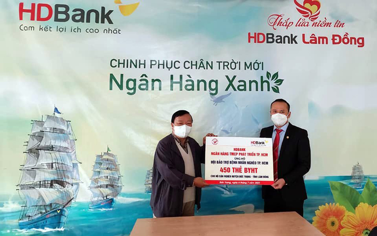 HD Bank Lâm Đồng trao tặng 450 thẻ BHYT cho bệnh nhân nghèo, người tàn tật và trẻ mồ côi