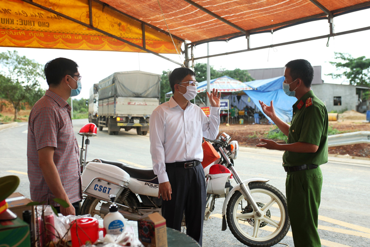 Phó Chủ tịch UBND tỉnh Lâm Đồng Đặng Trí Dũng thăm, tặng quà các chốt kiểm soát phòng chống dịch Covid-19 Cát Tiên