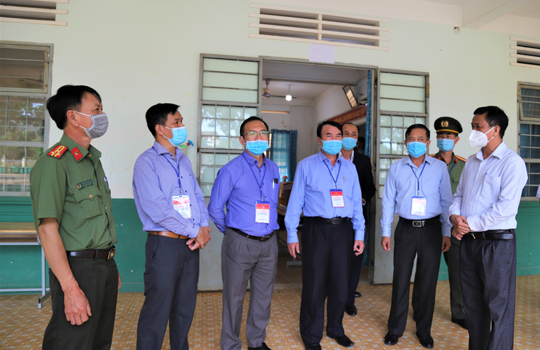 Phó Chủ tịch UBND tỉnh Lâm Đồng Phạm S quán triệt các nội dung đảm bảo an toàn phòng chống dịch tới hội đồng thi trường THPT Lộc Thành
