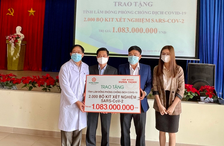 Tập đoàn Hưng Thịnh trao tặng Lâm Đồng 2.000 bộ kít xét nghiệm SARS-CoV-2
