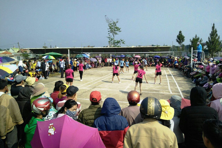 Giải Bóng chuyền nữ truyền thống huyện Bảo Lâm luôn thu hút rất đông sự quan tâm theo dõi của người dân. 