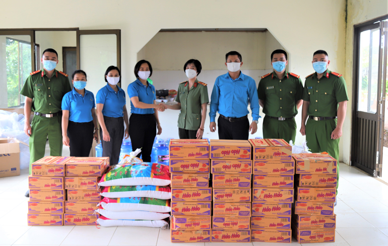 Liên đoàn Lao động TP Bảo Lộc tặng quà cho Khu cách ly tập trung thuộc Trung đoàn Cảnh sát Cơ động Công Lâm Đồng (Phường 2)
