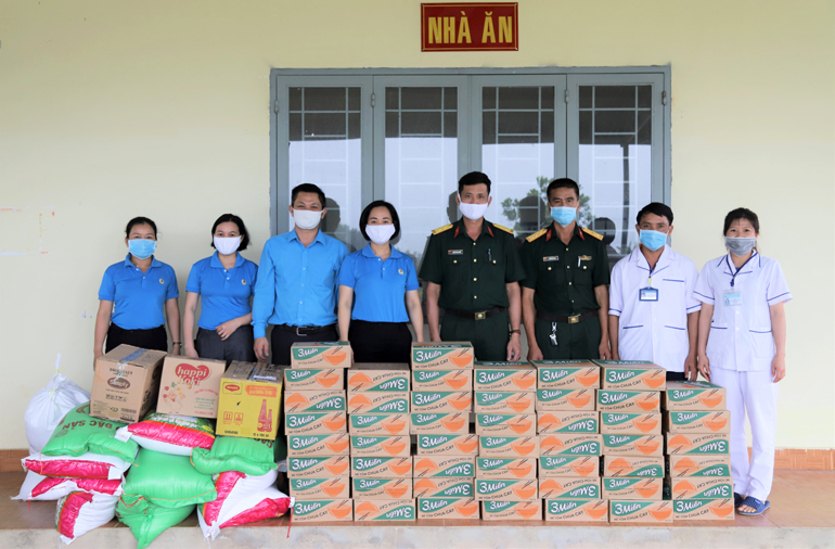 Liên đoàn Lao động TP Bảo Lộc trao tặng 350kg gạo, 50 thùng mì và các nhu yếu phẩm cho Khu cách ly tập trung tại xã Đại Lào