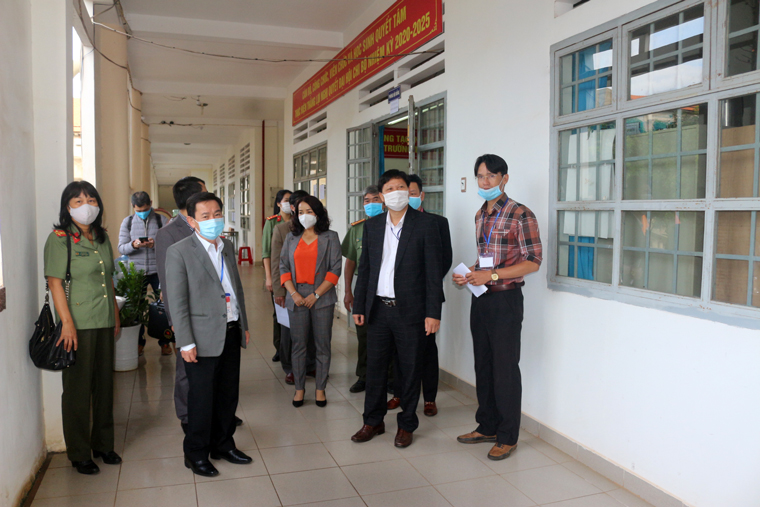 Phó Chủ tịch UBND tỉnh Lâm Đồng Phan Văn Đa và đoàn công tác kiểm tra công tác của tỉnh kiểm tra công tác chuẩn bị kỳ thi tại Trường THPT Lương Thế Vinh, Đức Trọng