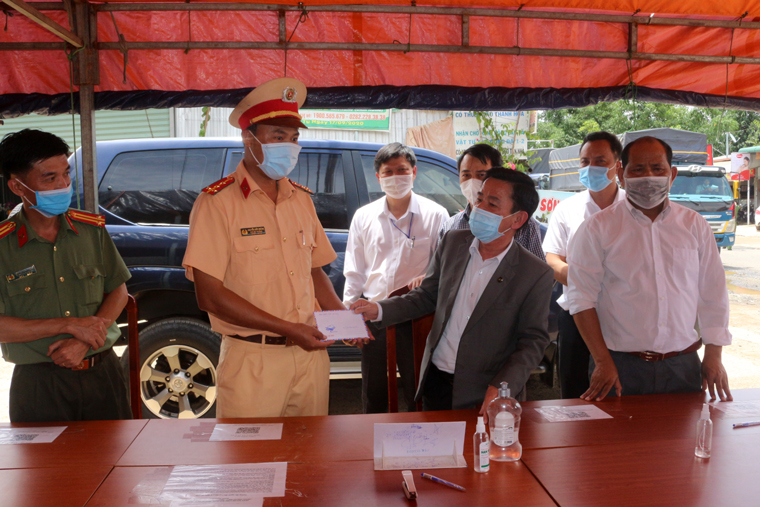 Phó Chủ tịch UBND tỉnh Lâm Đồng Phan Văn Đa trao tiền hỗ trợ động viên lực lượng làm nhiệm vụ tại chốt kiểm soát dịch bệnh Covid–19 trên Quốc lộ 27, Đam Rông