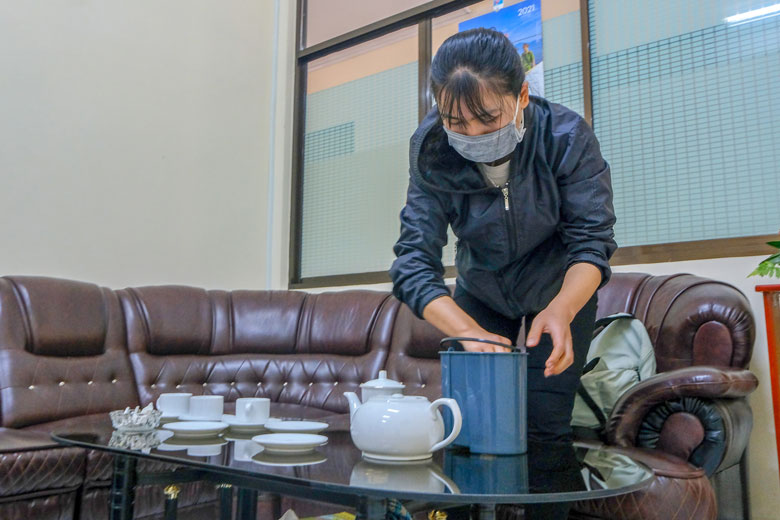 Sinh viên Nguyễn Thị Như, Khoa Du lịch, Đại học Đà Lạt đi dọn dẹp, vệ sinh, làm bán thời gian để có tiền trang trải cuộc sống thời điểm dịch COVID-19 diễn biến phức tạp