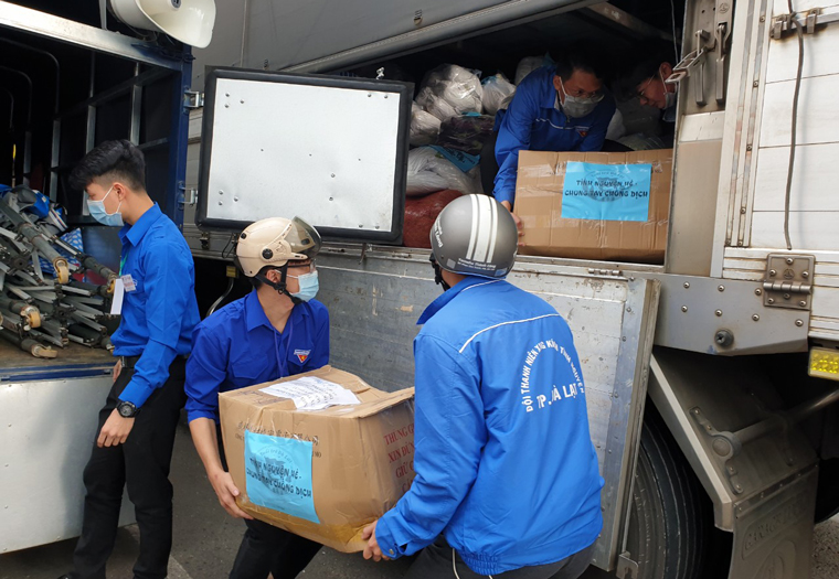 Nông sản được đoàn viên, thanh niên vận chuyển lên xe để gởi tặng người dân Quận 5, TP Hồ Chí Minh
