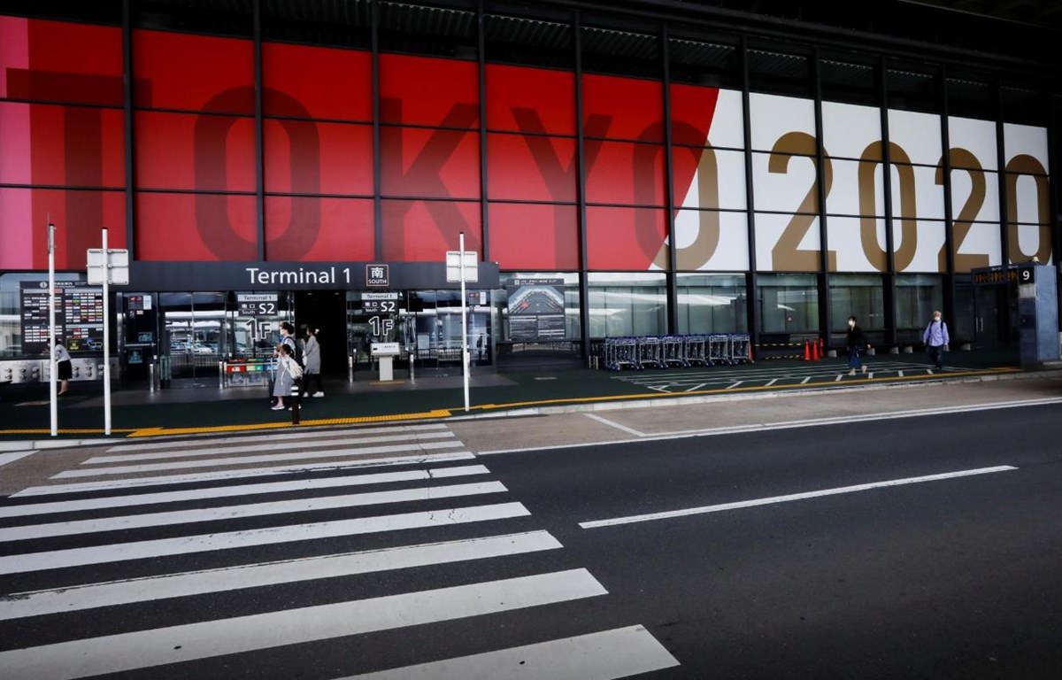 Một quảng cáo cho Thế vận hội Olympic và Paralympic Tokyo 2020 được hiển thị tại sân bay quốc tế Narita