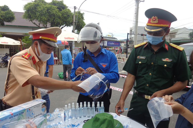 Các vật phẩm được tặng cho lực tượng tuyến đầu chống dịch tại huyện Đơn Dương