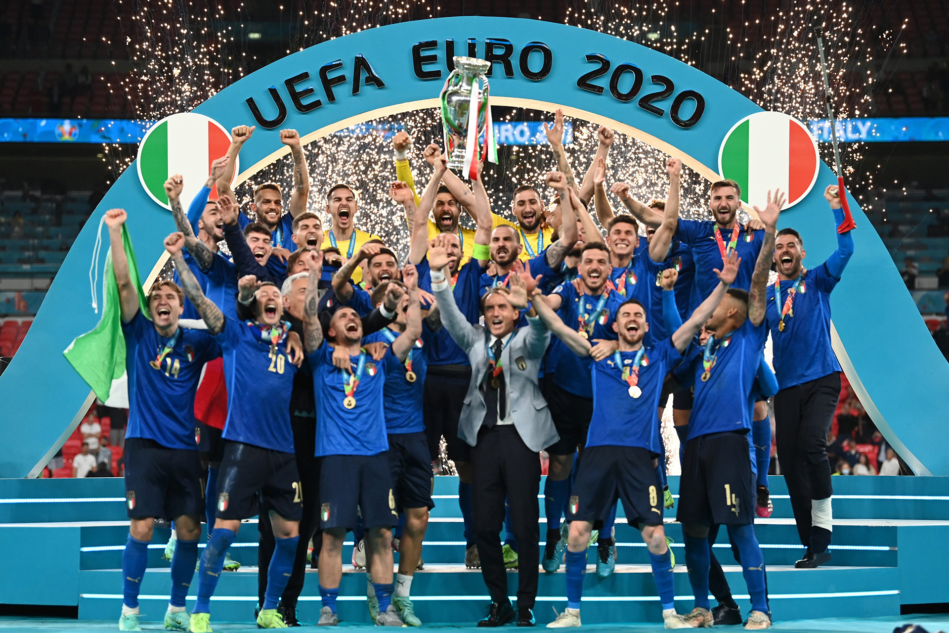 Huấn luyện viên Roberto Mancini nâng cao chiếc Cúp vô địch EURO 2020 cùng các học trò tuyển Italia