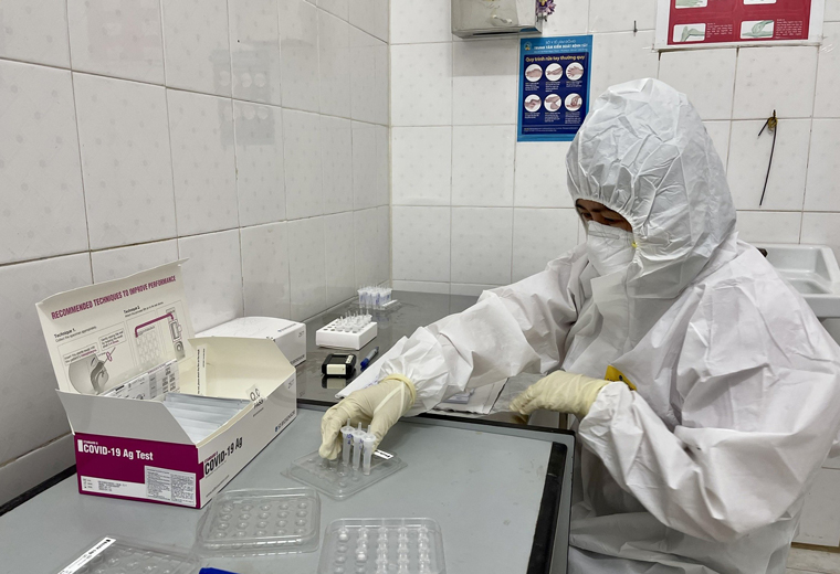 Kỹ thuật viên đang làm test nhanh SARS-CoV-2 tại CDC tỉnh