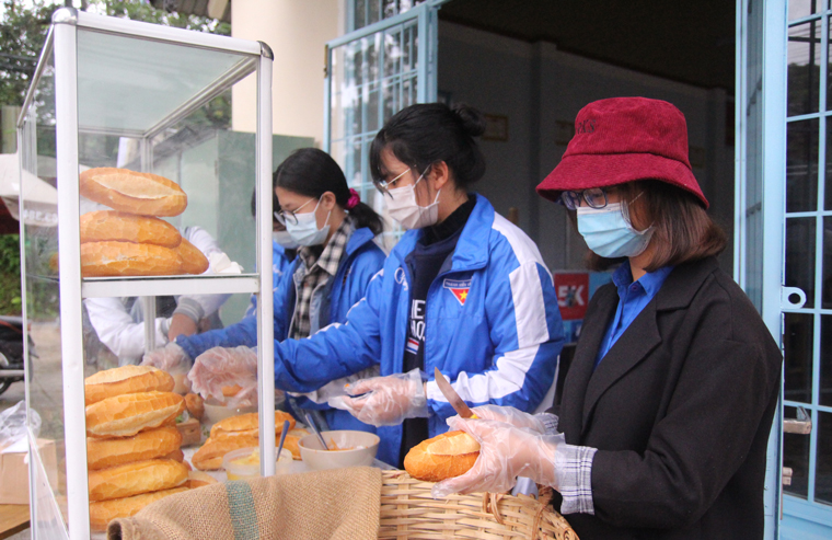 Tủ bánh mì được các bạn đoàn viên, thanh niên Phường 10 bắt đầu “bán” từ 6 giờ 30 mỗi buổi sáng 