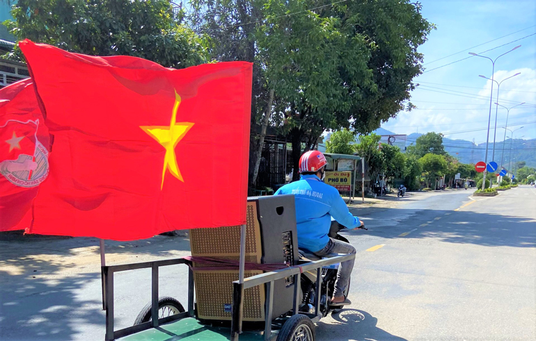 Đoàn viên, thanh niên huyện Đạ Huoai tuyên truyền bằng xe loa lưu động Ảnh 2: Đoàn viên, thanh niên huyện Đạ Huoai tình nguyện tham gia làm nhiệm vụ phòng chống dịch Covid – 19 tại các chốt trên địa bàn