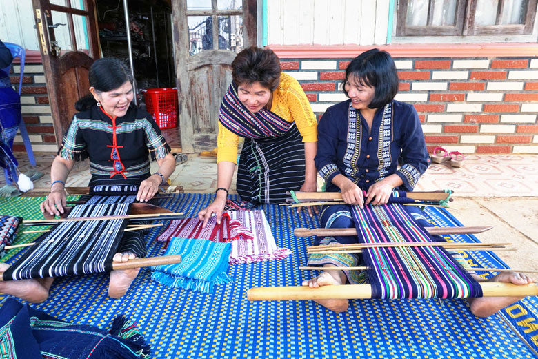 Chia sẻ kinh nghiệm làm nghề dệt thổ cẩm trong buôn B’Nớ C, xã Lát, huyện Lạc Dương. Ảnh: Quỳnh Uyển