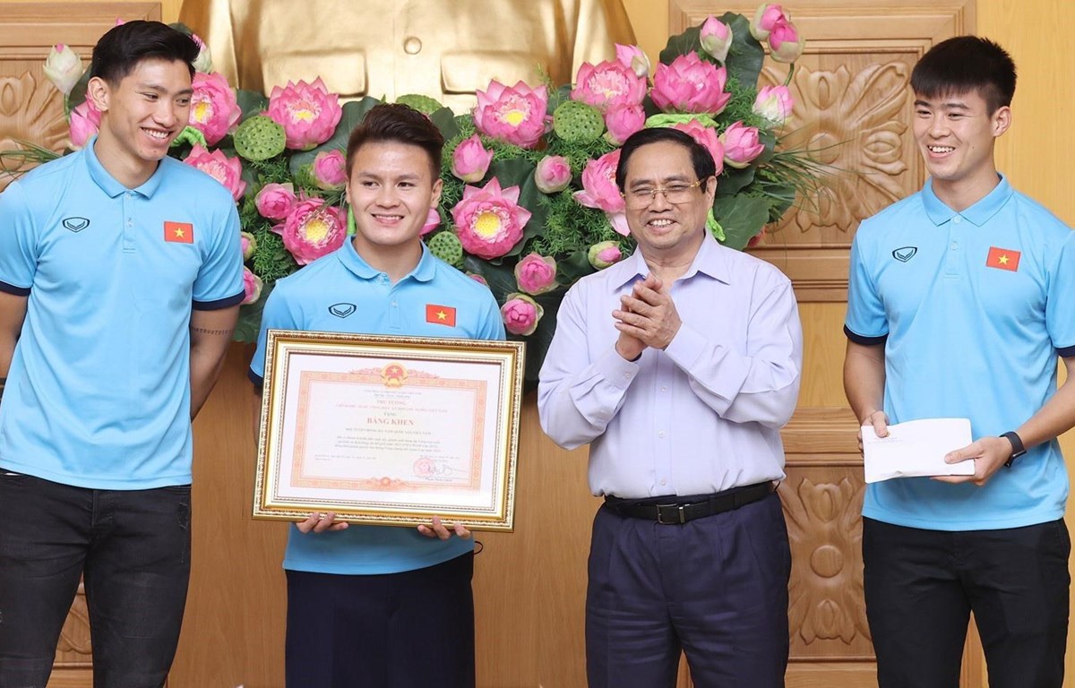 Thủ tướng Phạm Minh Chính tặng Bằng khen cho Đội tuyển bóng đá nam vì có thành tích xuất sắc. 