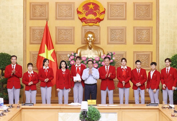 Thủ tướng Phạm Minh Chính tặng quà cho các vận động viên, huấn luyện viên Đoàn Thể thao Việt Nam tham dự Olympic Tokyo 2020 tại Nhật Bản. 