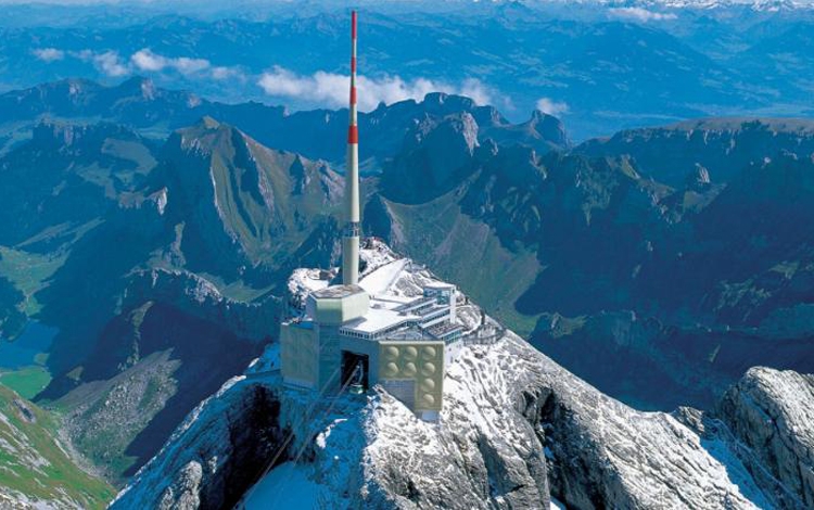 Cột laser trên núi Säntis ở Thụy Sĩ.