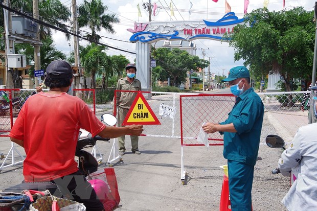 Một chốt kiểm soát dịch COVID-19 tại thị trấn Vàm Láng, tỉnh Tiền Giang.