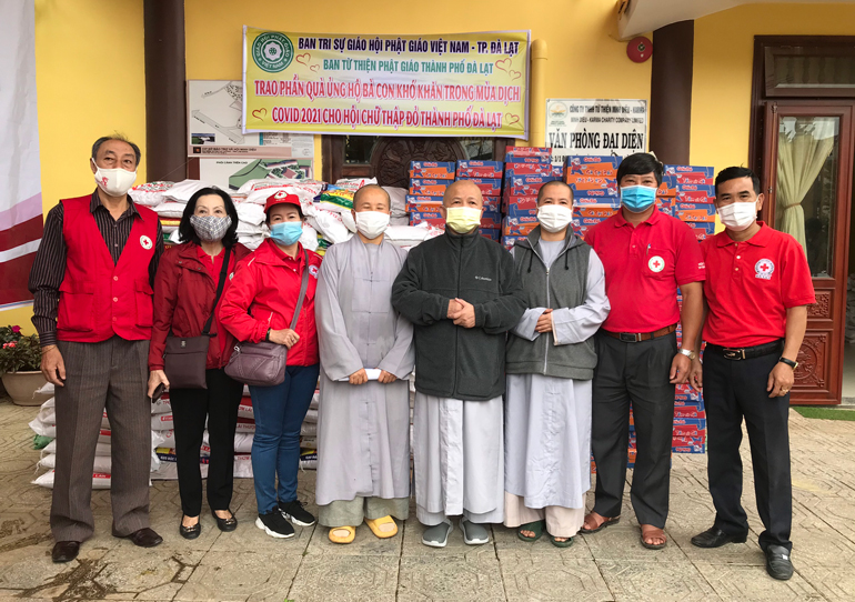 Ban từ thiện của Ban Trị sự Giáo hội Phật giáo Việt Nam TP Đà Lạt tổ chức trao 700 phần quà cho Hội Chữ thập đỏ TP Đà Lạt nhằm hỗ trợ cho bà con khó khăn
