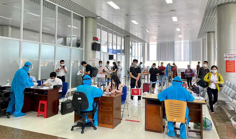 Hành khách khai báo y tế tại chốt kiểm soát dịch Cảng hàng không Liên Khương