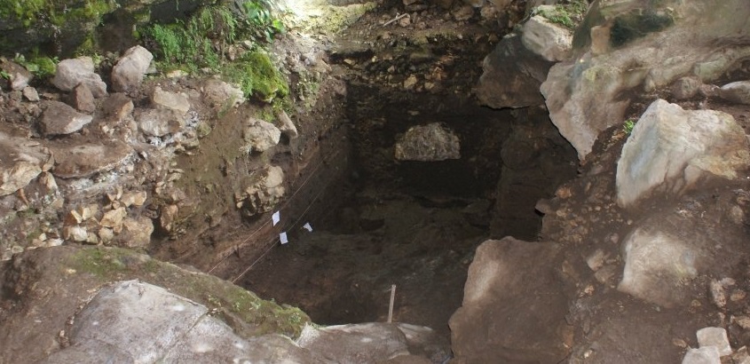 Phục hồi bộ gen người cổ đại từ bùn trong hang động