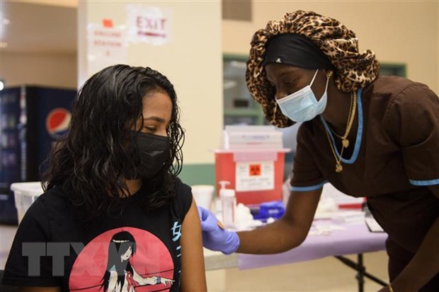 Người dân được tiêm vaccine ngừa COVID-19 tại Los Angeles, bang California, Mỹ ngày 14/5/2021