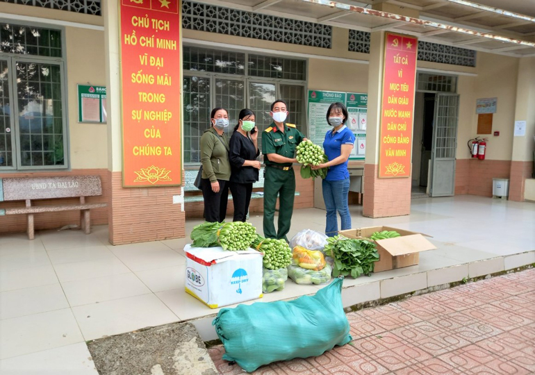 Người dân tiếp sức động viên cán bộ, chiến sĩ và công dân đang cách ly y tế tại khu cách ly Đại Lào