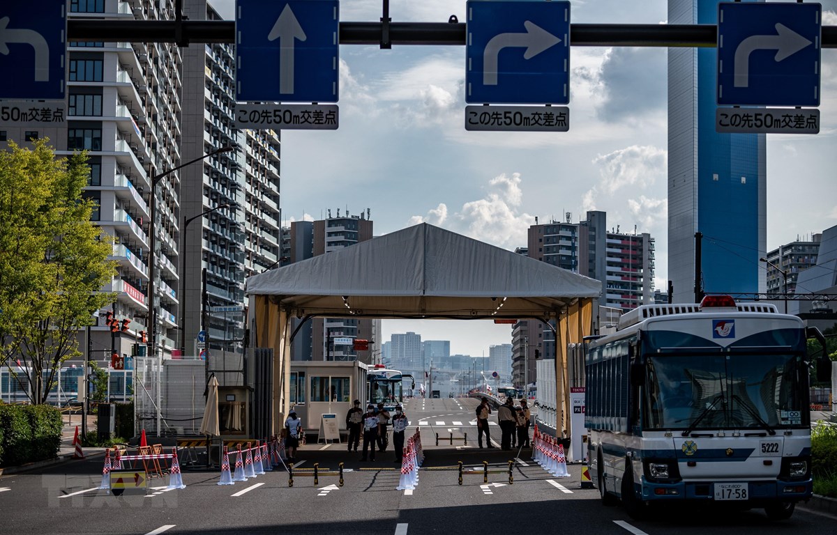 Quang cảnh bên ngoài một lối vào làng Olympic ở Tokyo (Nhật Bản) ngày 15/7/2021, nơi các vận động viên cư trú, luyện tập trong thời gian diễn ra Olympics Tokyo 2020 (khai mạc ngày 23/7/2021)