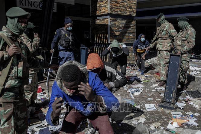 Binh sĩ quốc phòng và cảnh sát Nam Phi bắt giữ các nghi phạm tham gia cướp bóc trong các cuộc biểu tình bạo loạn tại siêu thị Jabulani ở Soweto, ngày 13/7/2021
