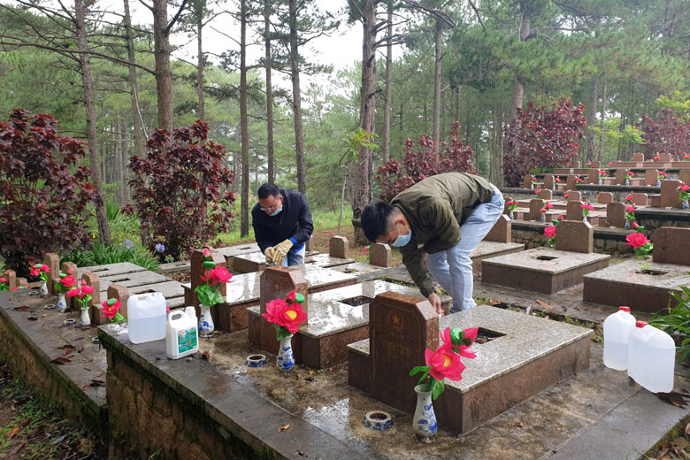 Đoàn viên, thanh niên chỉnh trang các phần mộ tại Nghĩa trang liệt sĩ Thành phố Đà Lạt