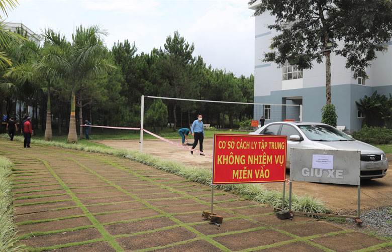 Lập rào chắn phân luồng, đảm bảo an toàn phòng chống dịch tại khu cách ly tại ký túc xá Trường Đại học Tôn Đức Thắng
