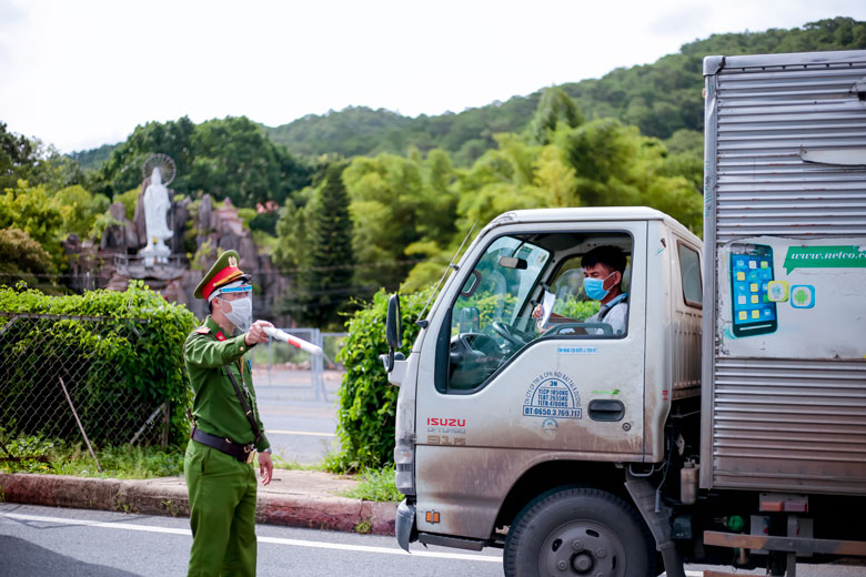 Các tài xế xe tải, phụ xe ra vào Lâm Đồng được kiểm soát nghiêm ngặt về phòng chống Covid-19