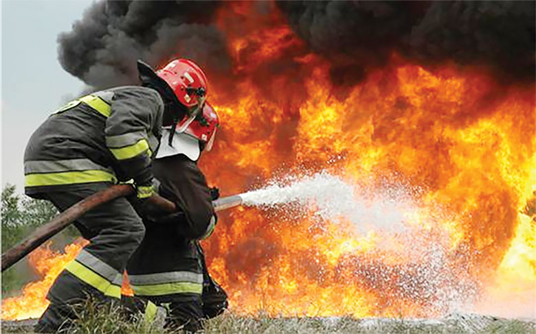 Lính cứu hỏa xông pha trong “biển” lửa