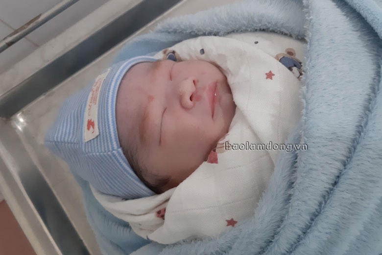 Bé trai chào đời lúc 9 giờ 19/7 tại khu cách ly y tế của Trung tâm Y tế huyện Đạ Tẻh. Ảnh: TTYT huyện Đạ Tẻh cung cấp