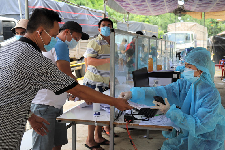 Bắt buộc khai báo y tế bằng ứng dụng Vietnam Health Declaration khi qua chốt đèo Chuối