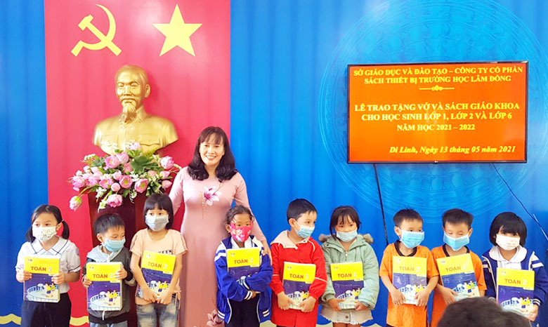 Giám đốc Sở GDĐT Lâm Đồng trao tặng sách giáo khoa chương trình mới cho học sinh huyện Di Linh do nhà xuất bản ủng hộ