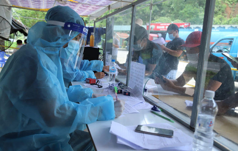 Sở Y tế Lâm Đồng là một trong 4 đơn vị nhận Cờ thi đua của Thủ tướng Chính phủ đợt này. Trong ảnh: Lực lượng y tế làm việc tại chốt kiểm soát dịch bệnh đèo Chuối (Quốc lộ 20, Đạ Huoai)