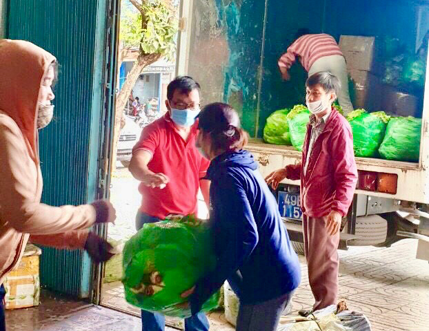 Hôm qua, chuyến hàng chở hơn 6 tấn rau, củ, quả do Hội CTĐ tỉnh, Hội CTĐ Đức Trọng và Hội CTĐ thị trấn Di Linh chung tay góp sức gởi các hộ khó khăn trong đại dịch Covid-19 tại TP Hồ Chí Minh