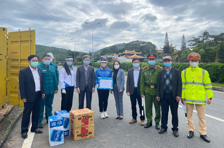 Đồng chí Trần Duy Hùng - Ủy viên Ban Thường vụ Tỉnh ủy, Bí thư Thành ủy Đà Lạt thăm, tặng quà tổ công tác tại đèo Phrenn