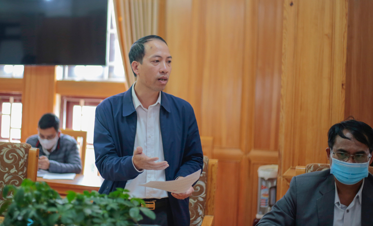 Đồng chí Sử Thanh Hoài - Chủ tịch UBND huyện Lạc Dương báo cáo với Chủ tịch UBND tỉnh kết quả phòng chống dịch thời gian qua