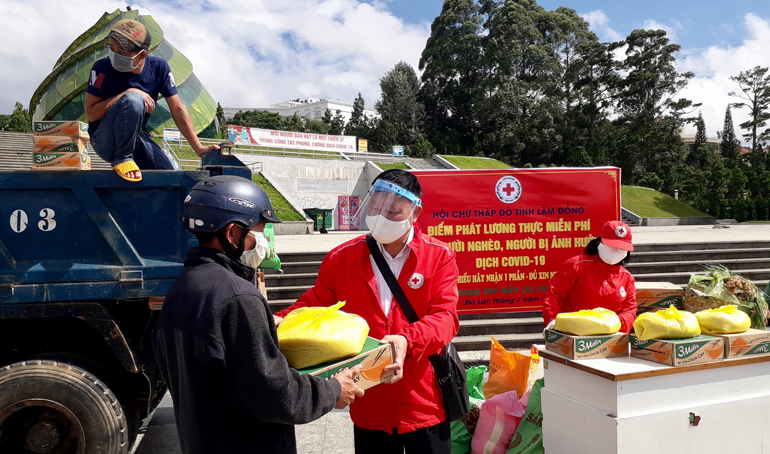 Hội Chữ thập đỏ Lâm Đồng tổ chức điểm cấp phát lương thực miễn phí cho người nghèo, người bị ảnh hưởng bởi dịch Covid-19 tai Quảng trường Lâm Viên - Đà Lạt