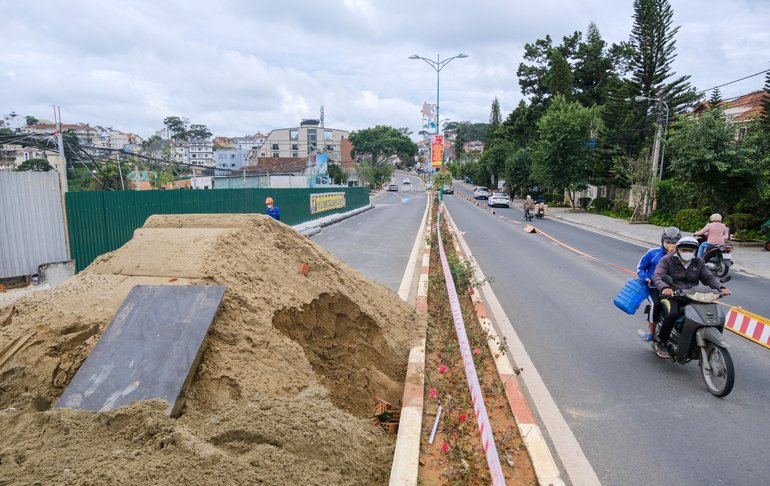 Sự cố sạt lở 1 đoạn vỉa hè dài 50 m đường 3/4 dự kiến hoàn thành xong việc khắc phục vào ngày 2/9 theo chỉ đạo của Chủ tịch UBND tỉnh