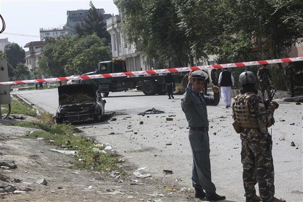 Lực lượng an ninh Afghanistan gác tại hiện trường vụ tấn công bằng rocket gần Dinh Tổng thống ở thủ đô Kabul ngày 20/7