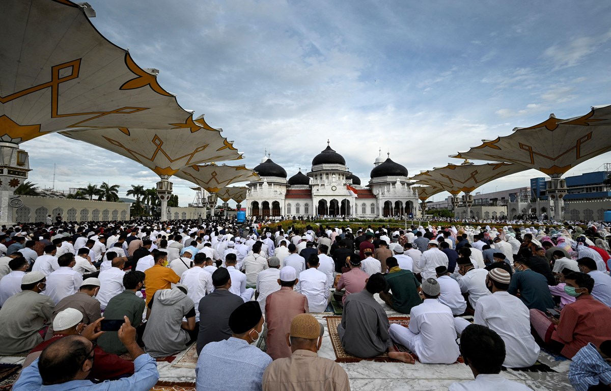 Các tín đồ Hồi giáo cầu nguyện bên ngoài một đền thờ ở Aceh, Indonesia để kỷ niệm lễ hiến sinh Eid al-Adha, ngày 20/7