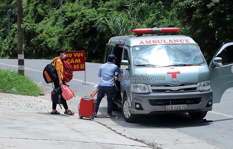 Người dân trở về từ vùng dịch được xe cấp cứu tại chốt đèo Chuối (Đạ Huoai) đưa đi cách ly y tế tập trung. Ảnh: Khánh Phúc